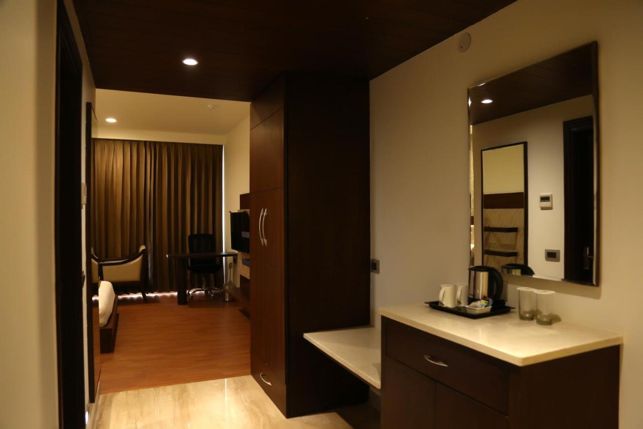 Hotel Imperia Suites Jalandhar Exteriör bild