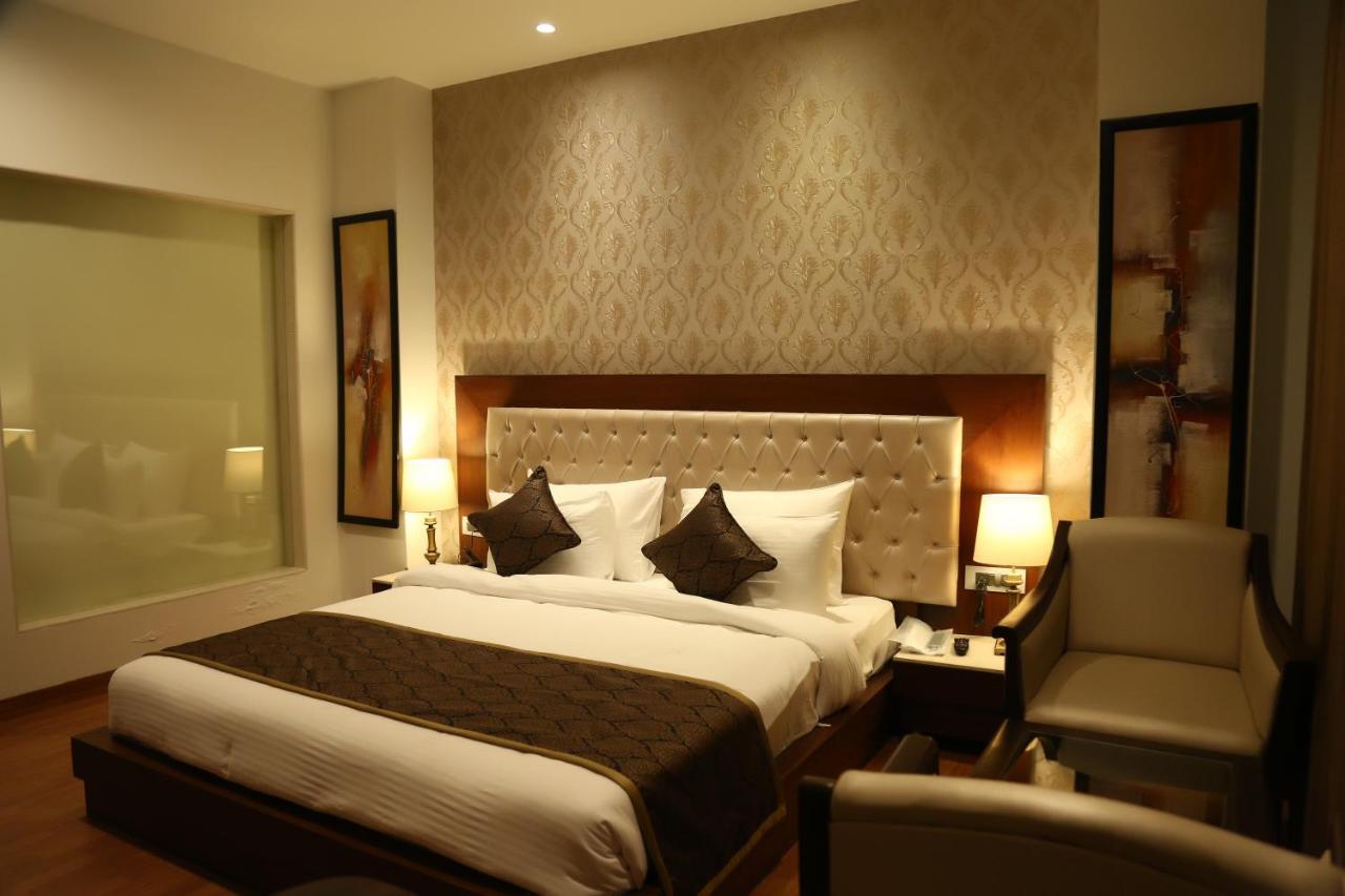 Hotel Imperia Suites Jalandhar Exteriör bild
