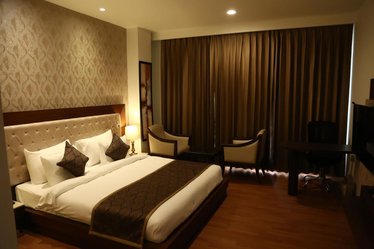 Hotel Imperia Suites Jalandhar Exteriör bild