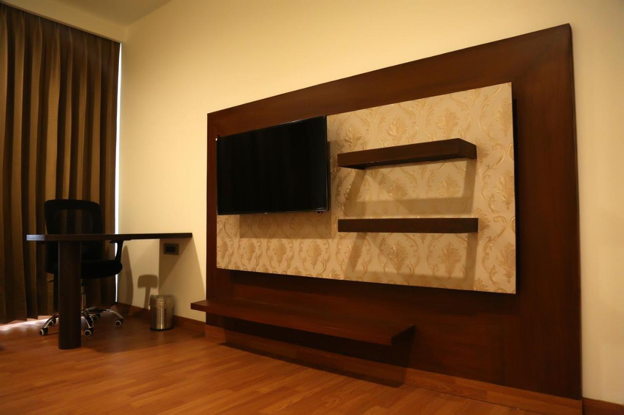 Hotel Imperia Suites Jalandhar Exteriör bild