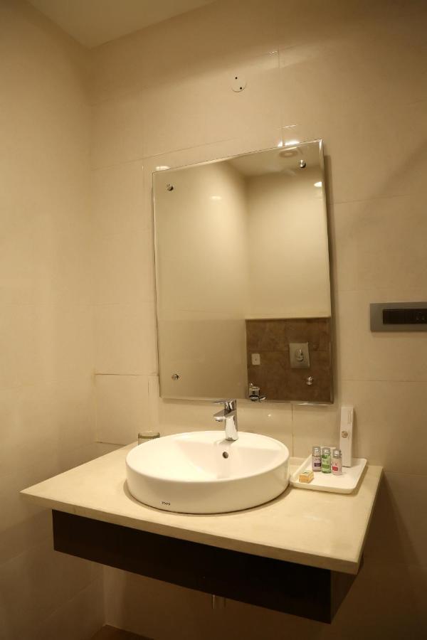 Hotel Imperia Suites Jalandhar Exteriör bild