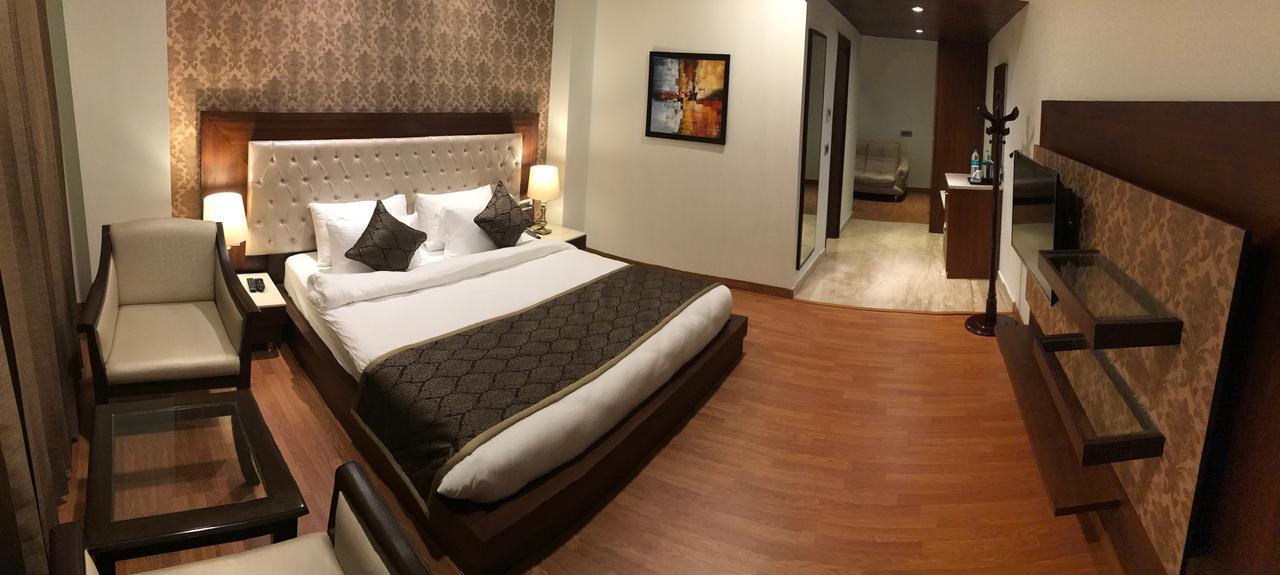 Hotel Imperia Suites Jalandhar Exteriör bild