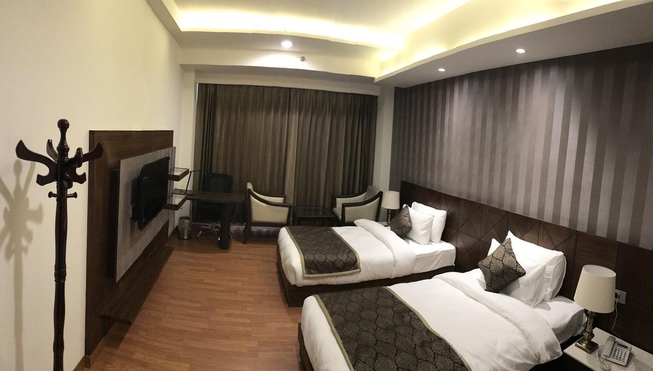 Hotel Imperia Suites Jalandhar Exteriör bild