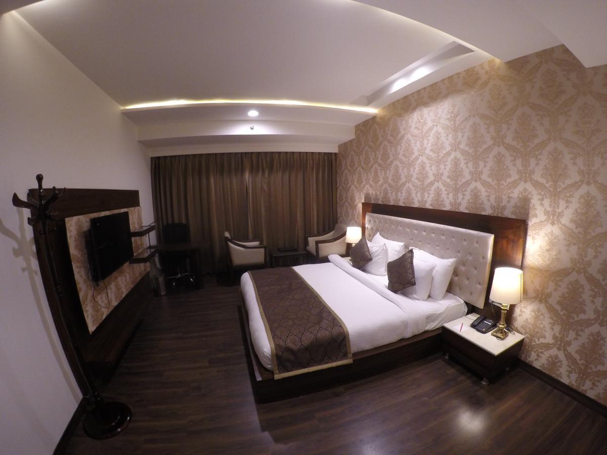 Hotel Imperia Suites Jalandhar Exteriör bild