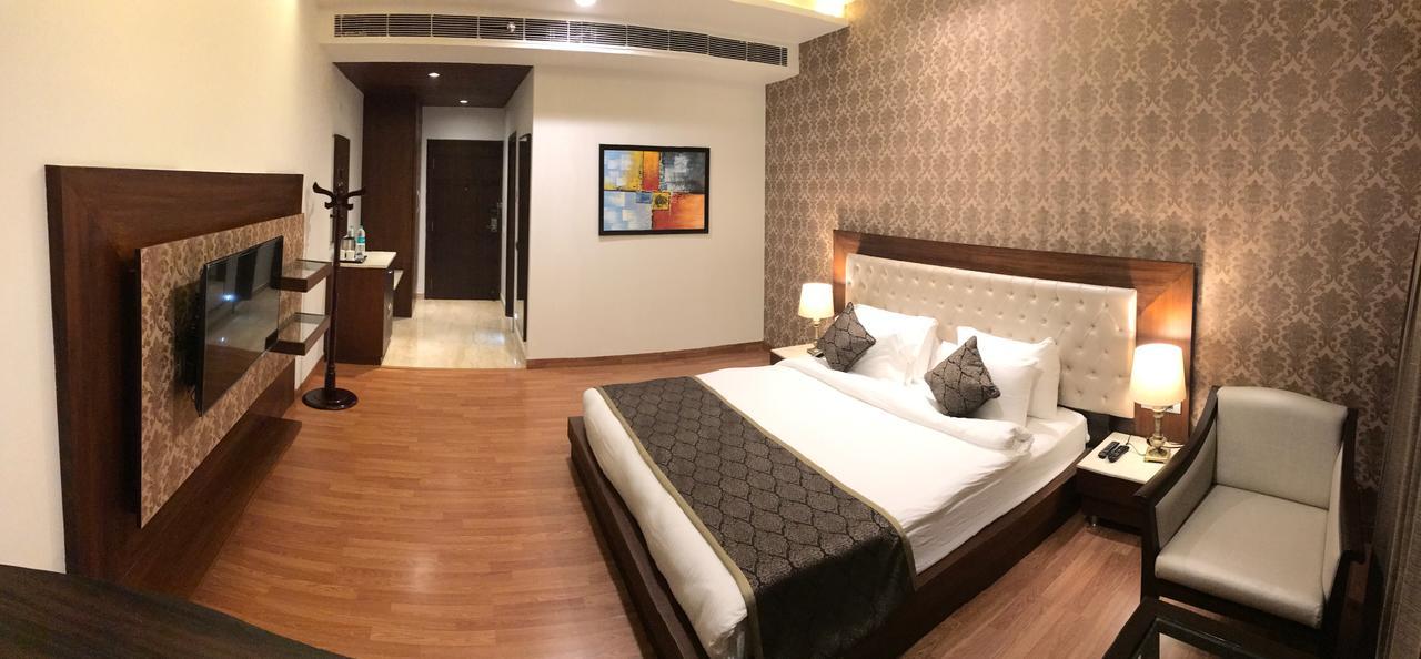 Hotel Imperia Suites Jalandhar Exteriör bild
