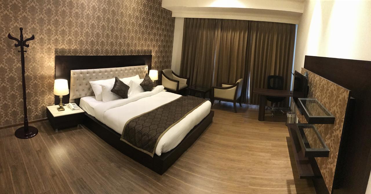 Hotel Imperia Suites Jalandhar Exteriör bild
