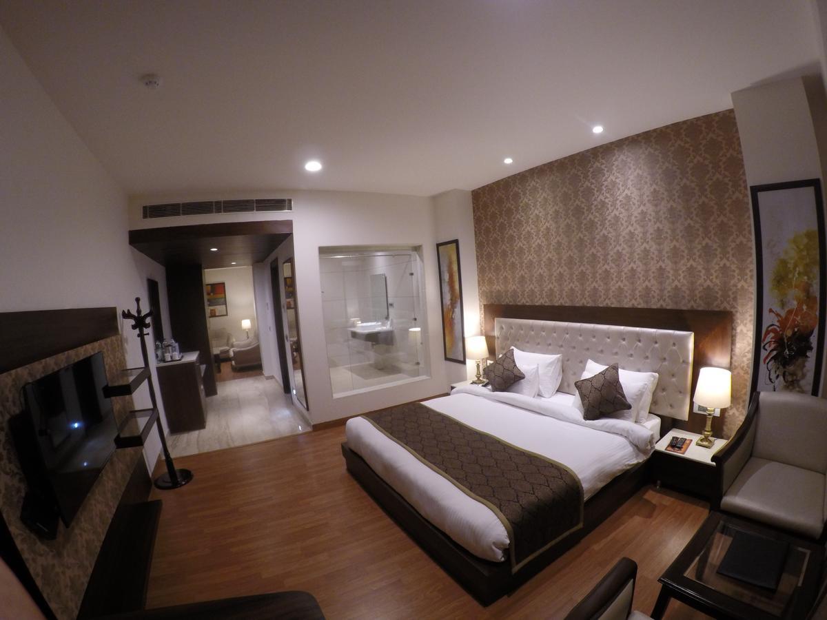 Hotel Imperia Suites Jalandhar Exteriör bild