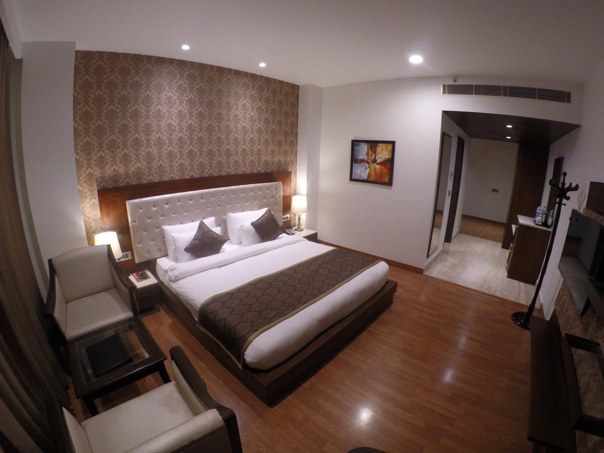 Hotel Imperia Suites Jalandhar Exteriör bild