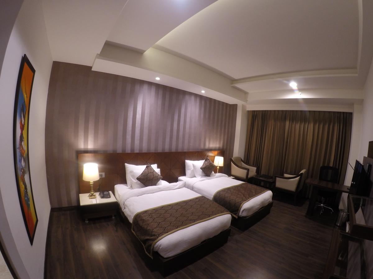 Hotel Imperia Suites Jalandhar Exteriör bild
